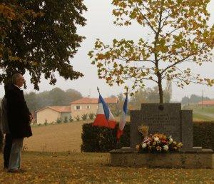 Jean-Claude d�pose la gerbe !