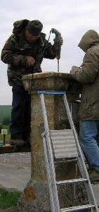 Yves Roland et Jean-Claude D. en train de prparer le socle qui recevra la future nouvelle croix du Souquet