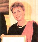 Suzy Corth�sy recevant son Prix des mains de Denis Conus, pr�fet du Gers