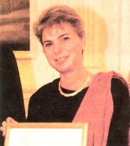 Suzy Corth�sy recevant son Prix des mains de Denis Conus, pr�fet du Gers